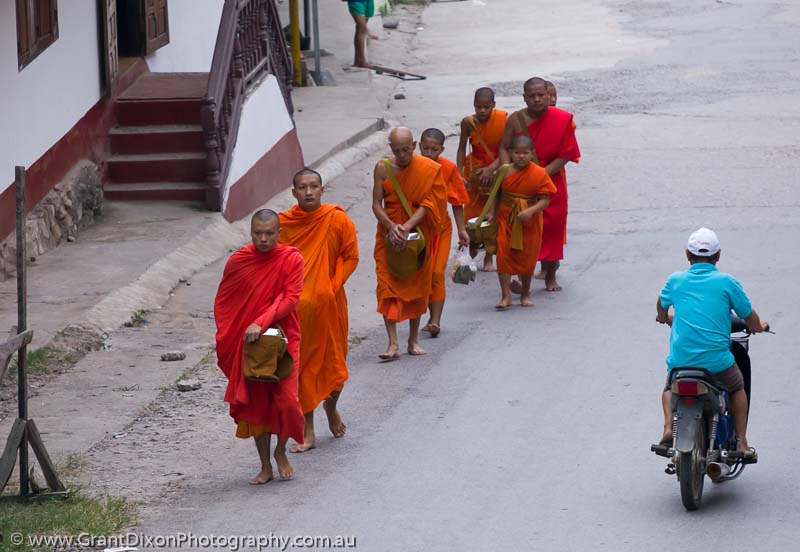 image of Pakbeng monks