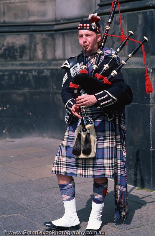 image of Edinburgh Piper 1