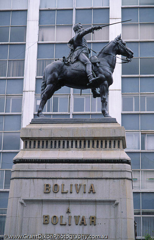 image of La Paz statue