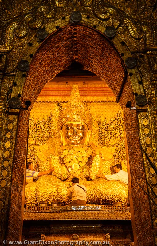 image of Mahamuni Paya gold Buddha