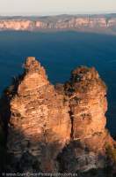 AUSTRALIA, New South Wales, Blue Mountains, Katoomba. Three Sisters, iconic view of sandstone pinnacles from Echo Point, sunset.