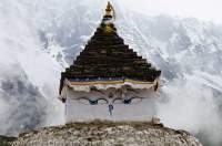 NEPAL. Stupa at Thame Teng, Bhote Khosi valley, Sagamartha National Park.